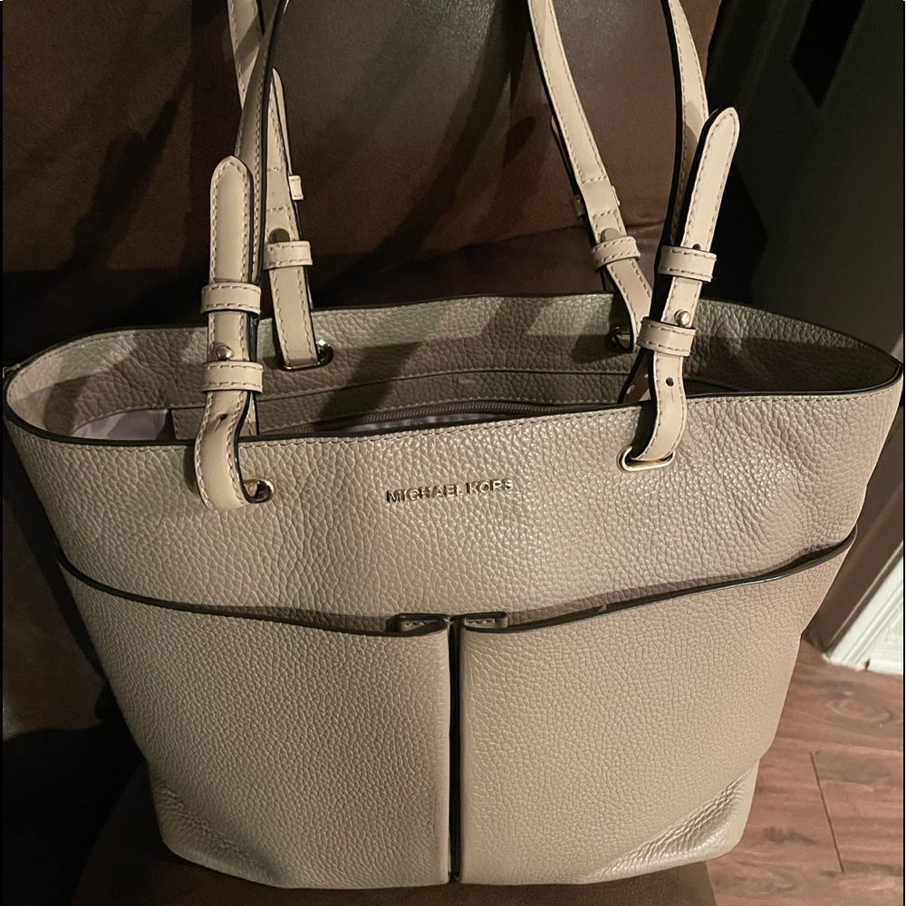Michael Kors Zip Top Bedford Tote in TAN❤️